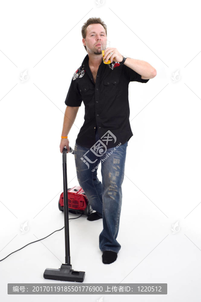 男子與真空吸塵器和啤酒