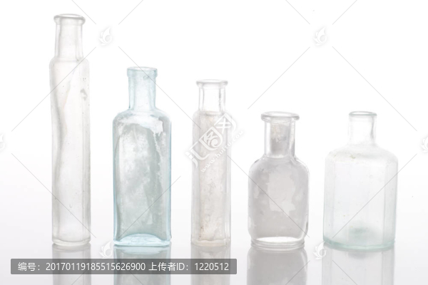 白色桌子上的古董瓶子