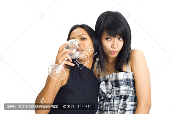兩個(gè)亞洲女孩紅葡萄酒