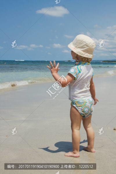 沙灘上的蹣跚學步的小孩