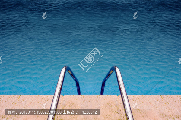 游泳池梯和