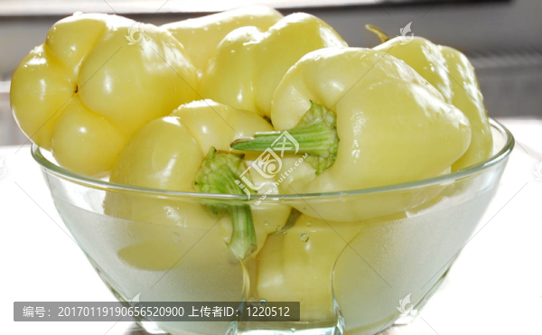 在玻璃碗辣椒