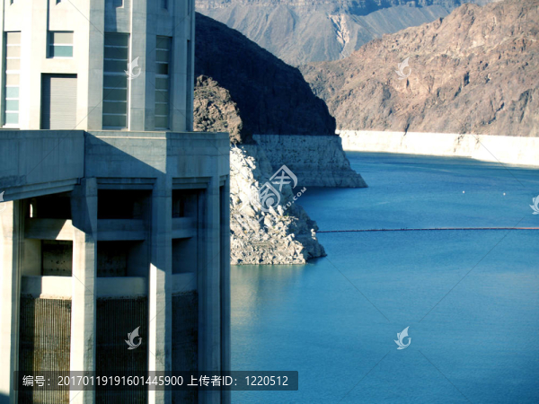 胡佛建筑背景中的米德湖