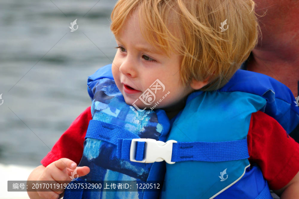幼兒在救生船上