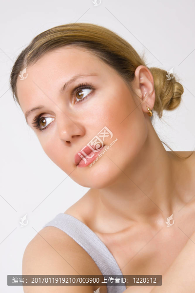 年輕漂亮的女人