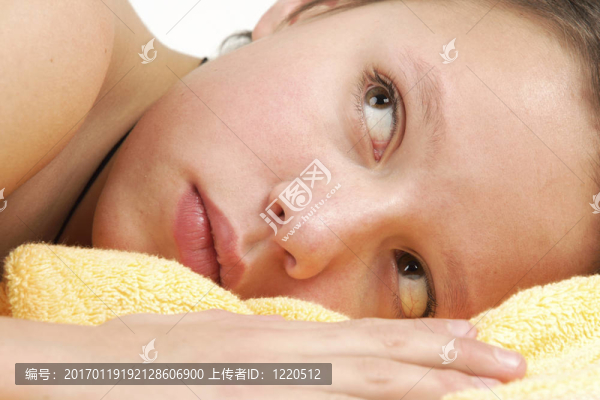 男孩用毛巾