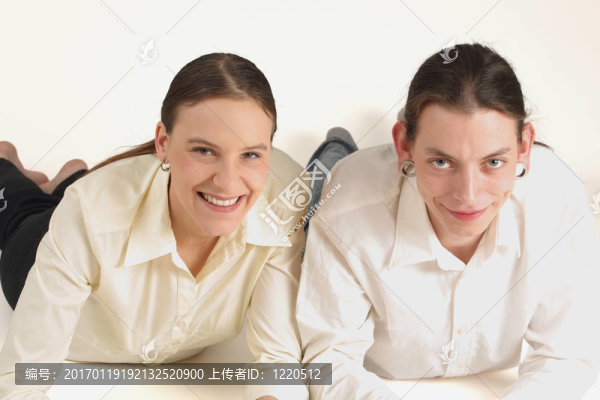 兩個(gè)年輕的同事
