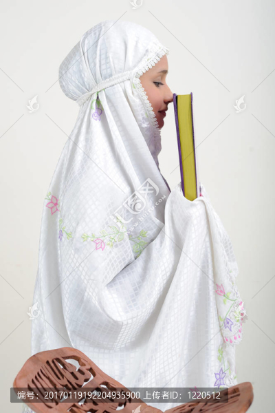 穆斯林婦女閱讀古蘭經(jīng)