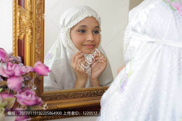 年輕女人祈禱