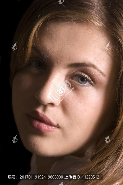 年輕漂亮的西班牙女人特寫
