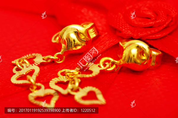 耳環(huán)和紅玫瑰緞帶