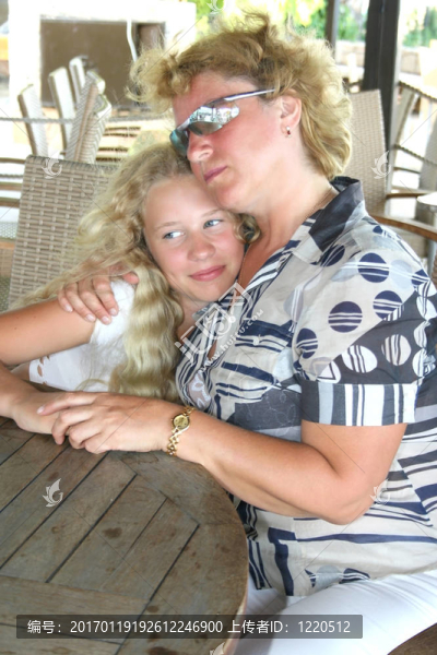 金發(fā)的母親和女兒