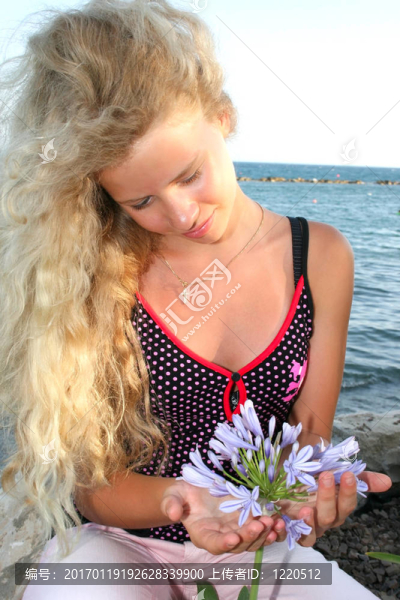 金發(fā)女孩和花