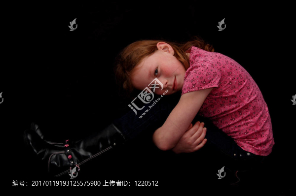 女孩坐在