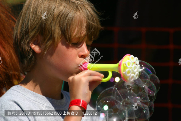 男孩吹泡泡