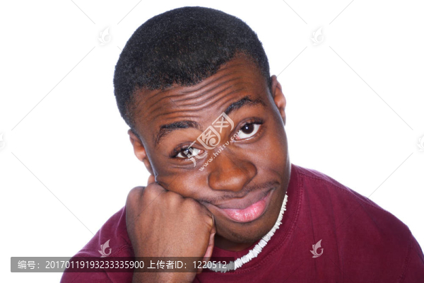 十幾歲男孩在他的手休息他的頭