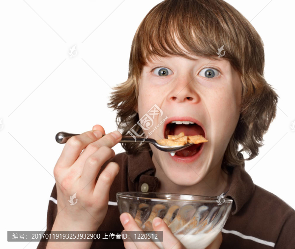 十幾歲男孩吃一碗麥片