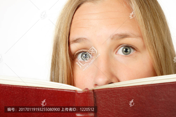 受驚的女孩看了看書