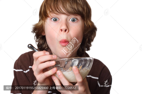 十幾歲男孩吃一碗麥片