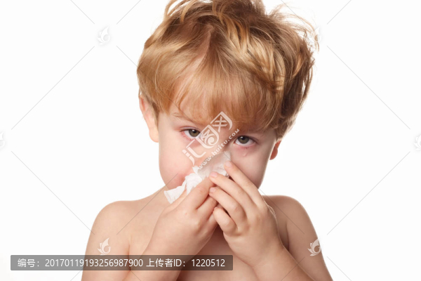 生病的孩子擦鼻子