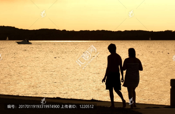 在湖邊漫步