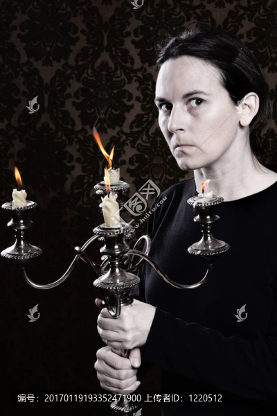 老女人拿著灰塵和污點(diǎn)candleabra