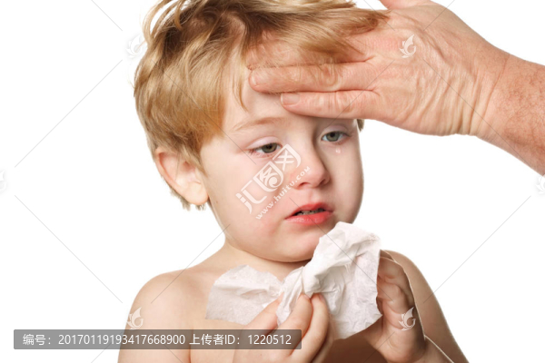 生病的孩子擦鼻子