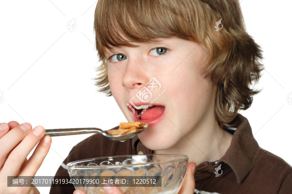 十幾歲男孩吃一碗麥片