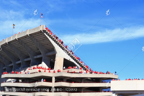 蘭達(dá)爾營體育場；威斯康星大學(xué)；Madison的球迷進(jìn)入球場比賽的日子