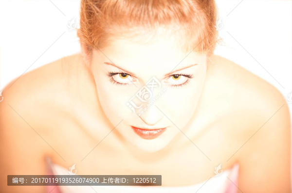 年輕性感女人的肖像；孤立的