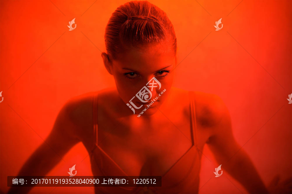 年輕性感女人肖像；紅燈