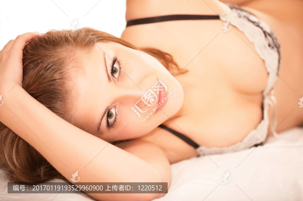 年輕漂亮的女人笑著躺在床上