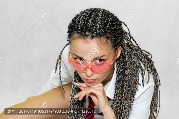 白色背景上的女孩