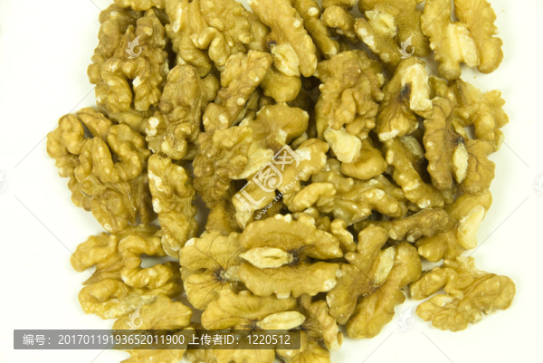 準(zhǔn)備生吃或烘烤的核桃