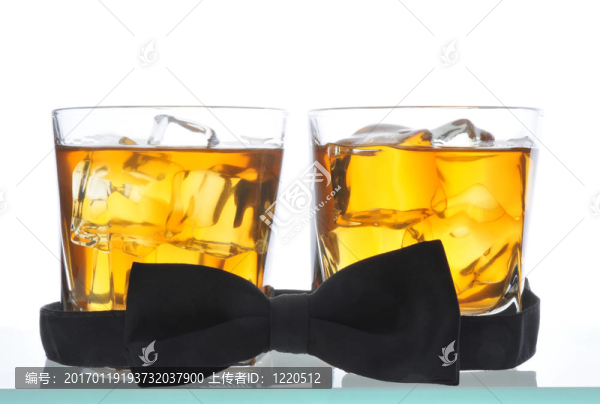 兩杯威士忌和領(lǐng)結(jié)