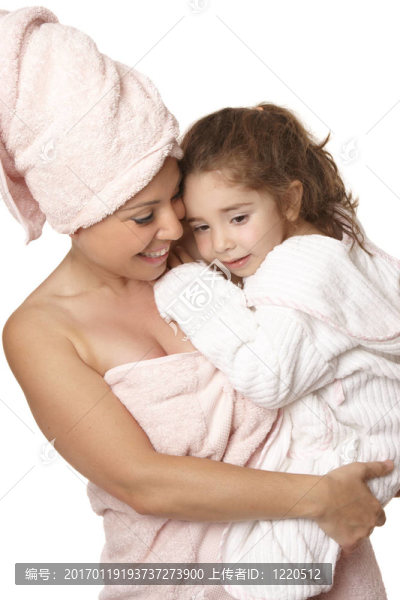 溺愛孩子的母親和女兒洗澡