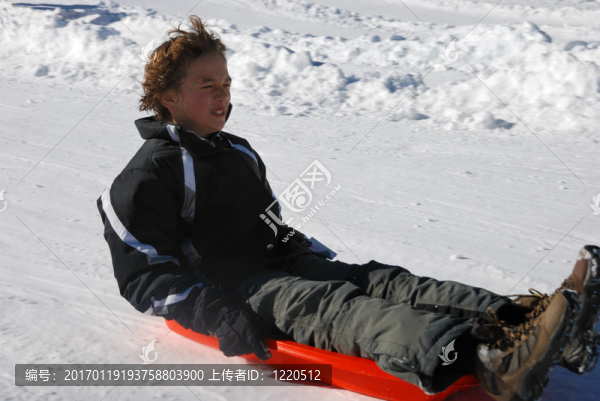 男孩嚇得雪橇下山
