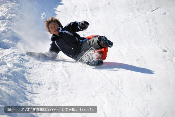 男孩落在滑雪下山