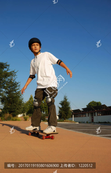 男孩騎著滑板