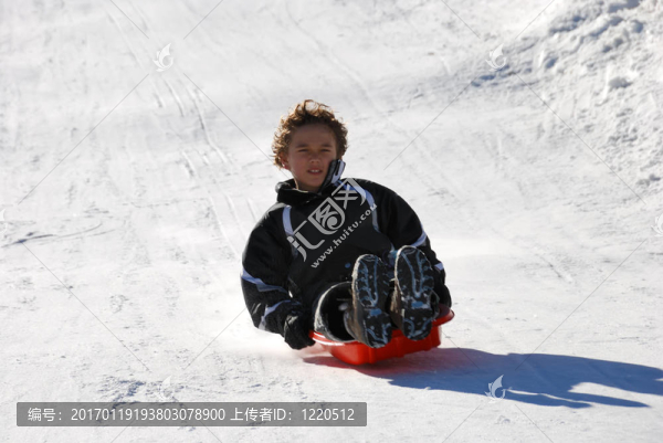 男孩滑雪下山