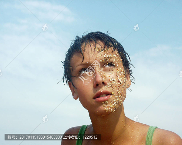 沙子里的女孩