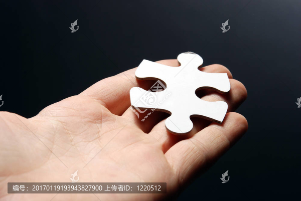 手拿著拼圖塊