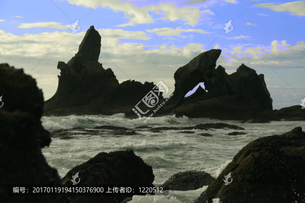巖石海灘上的巨浪
