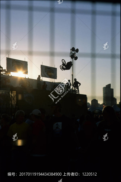 騎自行車穿過籬笆-匯圖網(wǎng) www.fosd68.com 騎自行車穿過籬笆