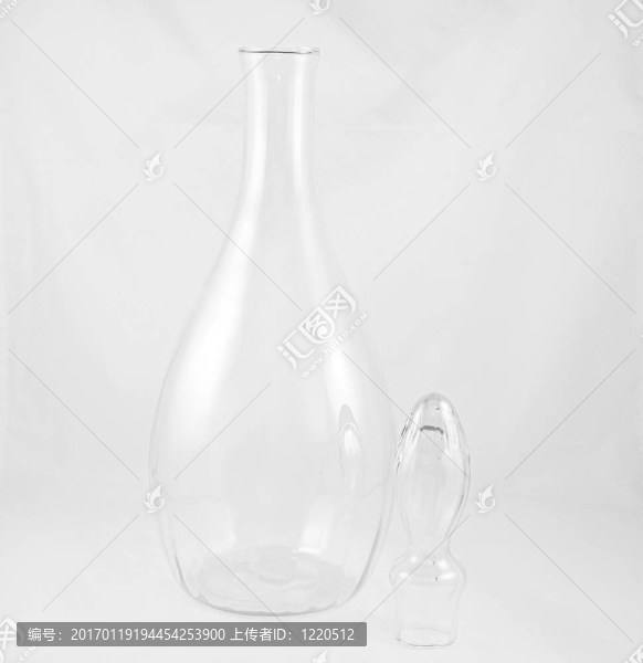 在白色背景的潷水器