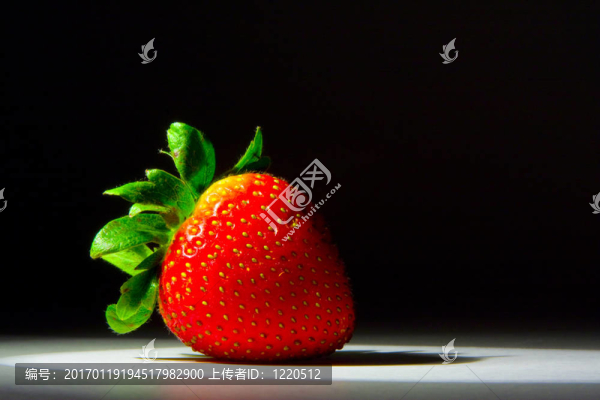 盧修斯；成熟；紅；多汁的草莓突出在暗背景下一個(gè)聚光燈。