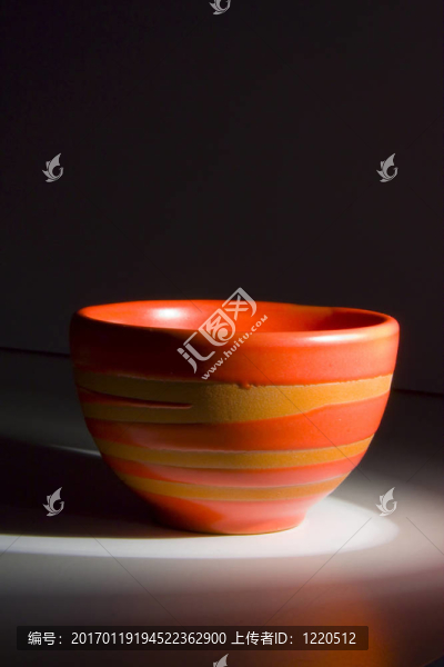 手工制作的豐富多彩的亞洲杯；孤立對黑暗的背景，突出了單光源。