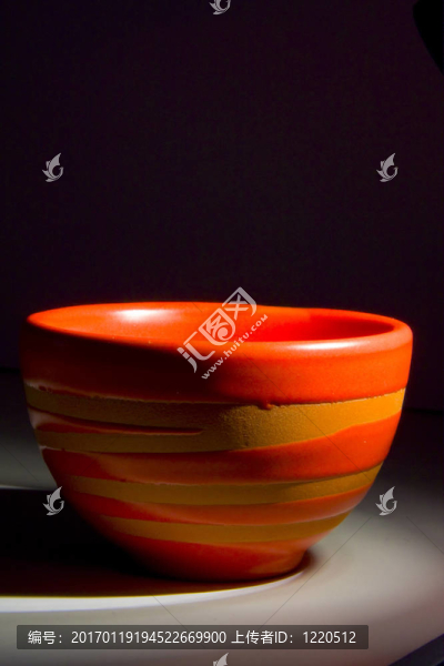 手工制作的豐富多彩的亞洲杯；孤立對(duì)黑暗的背景，突出了單光源。