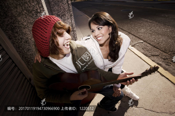 音樂家和漂亮的女朋友市中心