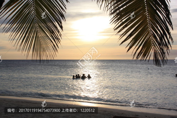 羅阿坦島的日落